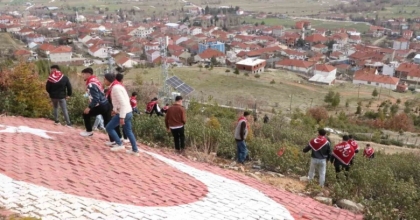 ASKER ADAYLARI İLK NÖBETLERİNİ KÖYLERİNDEKİ BU TEPEDE TUTUYOR
