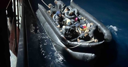 İZMİR’DE 33 GÖÇMEN KURTARILDI, 17 GÖÇMEN YAKALANDI
