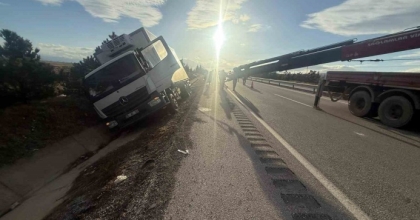 PEYNİR YÜKLÜ KAMYON YAN YATTI
