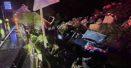 KARAYOLU SAVAŞ ALANINA DÖNDÜ: 3 YARALI
