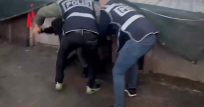 KÜMESTEN GELEN ÖKSÜRÜK SESİ, 44 YIL HAPİS CEZASI OLAN FİRARİYİ YAKALATTI
