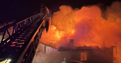 DENİZLİ’DE ALEVLER İŞ YERİNİ KULLANILAMAZ HALE GETİRDİ