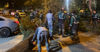 EKİPLER FIRTINAYA KARŞI GECE BOYU SAHADAYDI