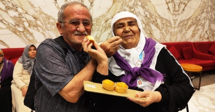 EVLİLİK YIL DÖNÜMÜNÜ MEKKE'DE KUTLADI