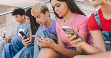 FRANSA'DA 15 YAŞ ALTI İÇİN SOSYAL MEDYA YASAĞI