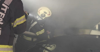 KAPALI OTOPARKTA DURAN OTOMOBİLE ALEVLER SARDI