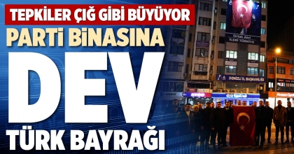 PARTİ BİNASINA DEV TÜRK BAYRAĞI