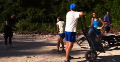 SURVIVOR'DA SET ÇALIŞANLARINA KÜREKLE SALDIRDI