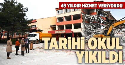 TARİHİ OKUL YIKILDI