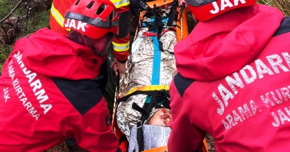 KABAK KOYU’NDA KAYALIKLARDAN DÜŞEN GENÇ KURTARILDI