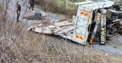 KONTROLDEN ÇIKAN KAMYON TALİ YOLA UÇTU: 1 ÖLÜ, 1 YARALI

