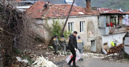 FIRTINA YIKTI GEÇTİ