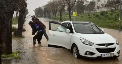 YOLLAR GÖLE DÖNDÜ, MAHSUR KALANLARI ZABITA SIRTINDA TAŞIDI
