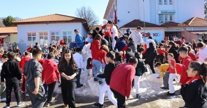 KÖYCEĞİZ’DE ÖĞRENCİLERE KAR SÜRPRİZİ
