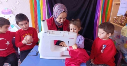 HİSARCIK’TA MİNİKLER SINIFLARI İÇİN TÜRK BAYRAĞINI KENDİ ELLERİ İLE DİKTİ
