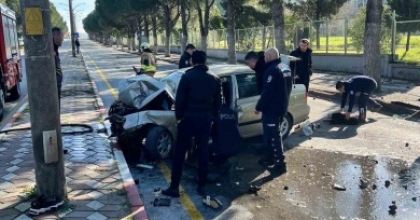 AMCASININ ARACINI İZİNSİZ ALDI, KAÇARKEN KAZA YAPTI
