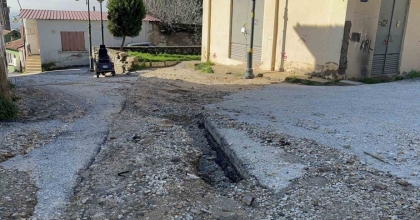 BAYINDIR’DA SÜRÜCÜLERDEN ÇUKUR YOLLARA TEPKİ
