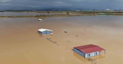 İZMİR’DE SAĞANAK OVAYI GÖLE ÇEVİRDİ