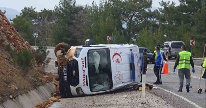 FETHİYE-KORKUTELİ KARAYOLUNDA AMBULANS KAZASI: 1 YARALI
