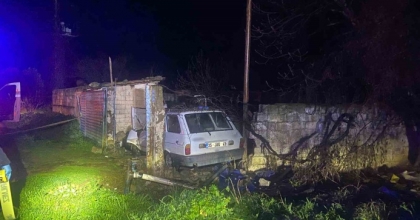 İZMİR’DE OTOMOBİL BAHÇE DUVARINA ÇARPTI: 1 ÖLÜ
