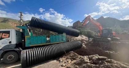 ALAŞEHİR’DE SELİN VURDUĞU YOLLAR ONARILIYOR