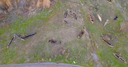 EBER GÖLÜ’NÜN SİMGESİ KAYIKLAR SUYA DEĞİL, SERTLEŞMİŞ TOPRAĞA HAPSOLDU
