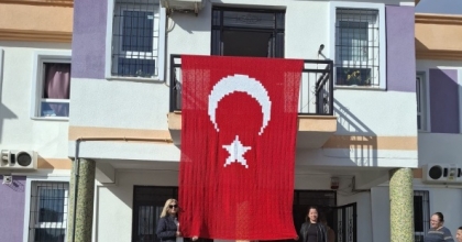 İLMEK İLMEK GURUR: EL EMEĞİ TÜRK BAYRAĞI GÖNDERE ÇEKİLDİ
