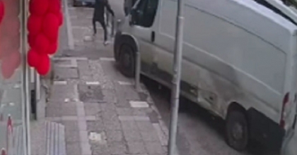 FRENİ PATLAYAN MİNİBÜS, KALDIRIMDAKİ YAYAYI BÖYLE ÇARPTI