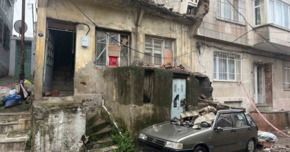 BİNADAN DÜŞEN BETON ARABAYI EZDİ