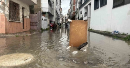 KARŞIYAKA’DA SAĞANAK SONRASI SOKAKLAR GÖLE DÖNDÜ
