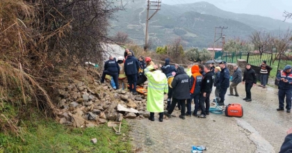 MANİSA’DA AŞIRI YAĞMURLARDAN İSTİNAT DUVARI ÇÖKTÜ: 1 ÖLÜ
