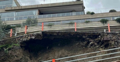İZMİR’DE LÜKS SİTE YOLU TOPRAK KAYMASI NEDENİYLE KAPANDI