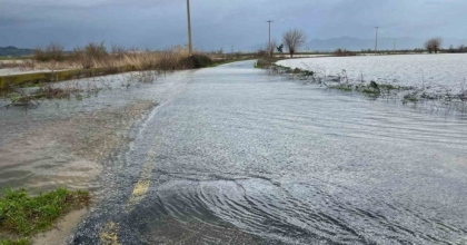 BÜYÜK MENDERES NEHRİNDEKİ TAŞKIN KARAYOLUNU KAPATTI
