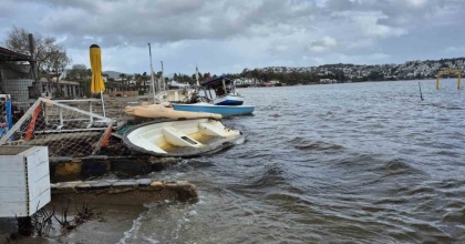 BODRUM’DA TEKNELER KIYIYA SÜRÜKLENDİ
