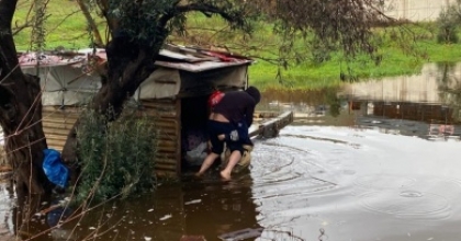 İTFAİYE ERİ VATANDAŞI SIRTINDA TAŞIDI