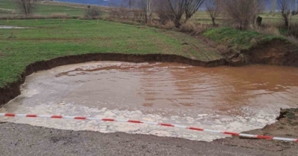 YAĞMUR SONRASI YOLDA 4 METRE DERİNLİĞİNDE ÇUKUR OLUŞTU
