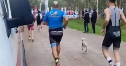 TRİATLON YARIŞINDA PARKURA GİREN KUZU, RENKLİ GÖRÜNTÜLERE NEDEN OLDU
