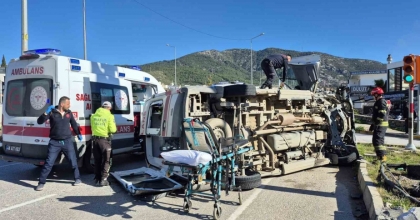 BODRUM’DA AMBULANS DEVRİLDİ: 4 YARALI
