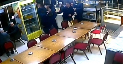 SANİYE SANİYE KAMERAYA YANSIYAN BIÇAKLI KAVGA, KIZ ARKADAŞ MESELESİ YÜZÜNDEN ÇIKMIŞ
