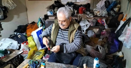 KÖYCEĞİZ’İN SON AYAKKABI USTASI, EMEKLİ OLDU AMA MESLEĞİNİ BIRAKAMADI
