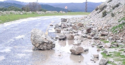 YAĞIŞ SONRASI TOPRAKTAN KAYDI, KAYALAR YOLU KAPATTI
