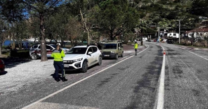 JANDARMA TRAFİK EKİPLERİ BİR HAFTADA 25 BİN 250 ARAÇ DENETLEDİ