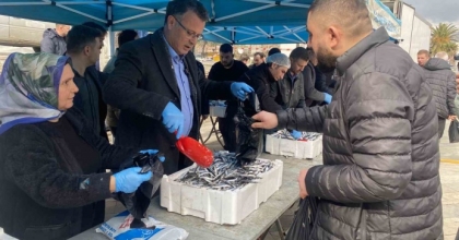 MANİSA’DA BELEDİYENİN İKRAMI 8 TON HAMSİ 1 SAATTE TÜKENDİ