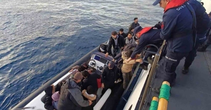 25 DÜZENSİZ GÖÇMEN VE 2 GÖÇMEN KAÇAKÇILIĞI ŞÜPHELİSİ YAKALANDI
