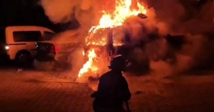 DENİZLİ’DE PARK HALİNDEKİ ARAÇ ALEV ALEV YANDI