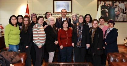 DENİZLİLİ KADINLAR YÜZMEYİ ÖĞRENİYOR