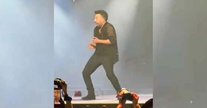MEGASTAR TARKAN KONSERİNDE MİKROFON ELİNDEN FIRLADI