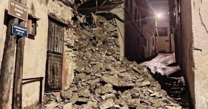 ŞİDDETLİ YAĞIŞ İSTİNAT DUVARINI YIKTI