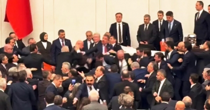 YENİ BAKANLARIN YEMİN TÖRENİNDE MECLİS'TE YUMRUKLU KAVGA