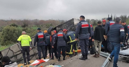 ANTALYA'DA YOLCU OTOBÜSÜ DEVRİLDİ: ÖLÜ VE YARALILAR VAR